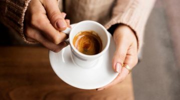 شاهد بالصور.. 5 فوائد مذهلة لتفل القهوة للبشرة والشعر؟!!