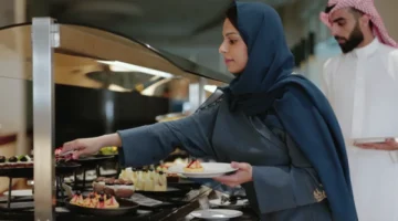 صدمة كبيرة!! .. هذه السيدة السعودية اكتشفت مفاجأة صادمة أثناء تحضير الطعام لزوجها؟! .. لم تصدق ما حدث!!