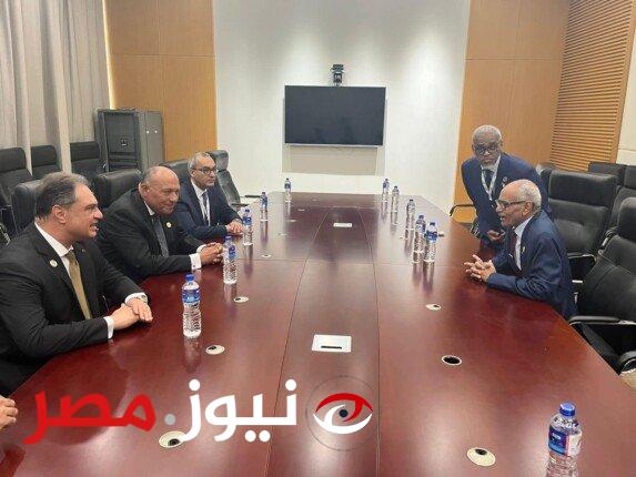 يلتقي وزير الخارجية نظيره السوداني خلال مؤتمر القمة الإسلامية تشديدًا